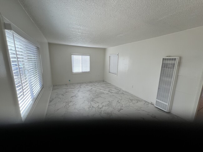 Building Photo - 554 S Willow Ave