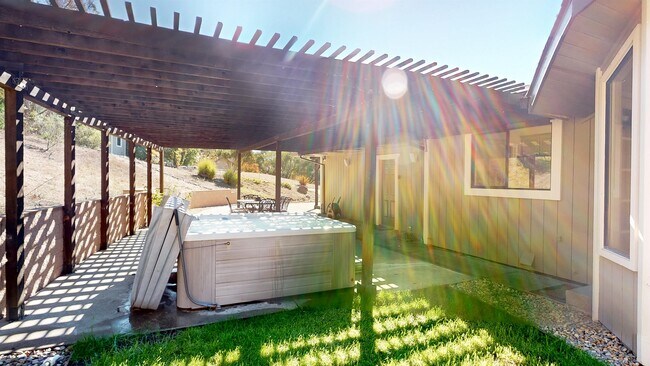 Building Photo - 9168 Eastside Rd