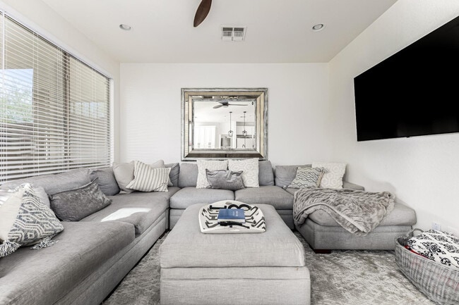 Building Photo - 2707 W Lamar Rd