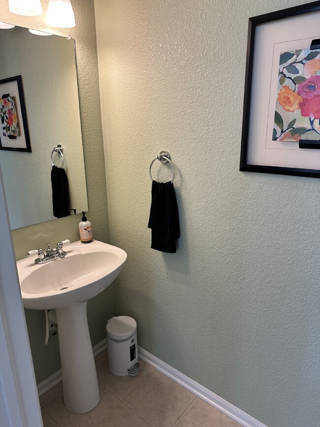 Building Photo - "Spacious & Stylish 3-Bed Townhouse in Eng...
