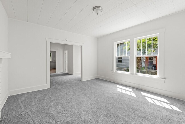 Building Photo - Charming 4 Bedroom, 2 Bathroom house