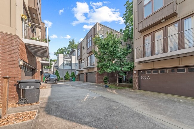 Building Photo - FIRST MONTH'S RENT FOR FREE! 3 Bedroom Townhome W/ Uptown Views