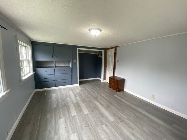 Building Photo - Beautiful 4 bedroom 1.5 bath located in th...
