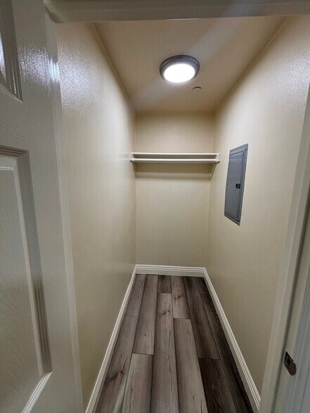 Building Photo - 1229 1/2 W Gage Ave