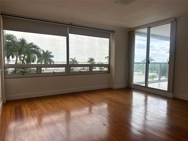 Building Photo - 1541 Brickell Ave