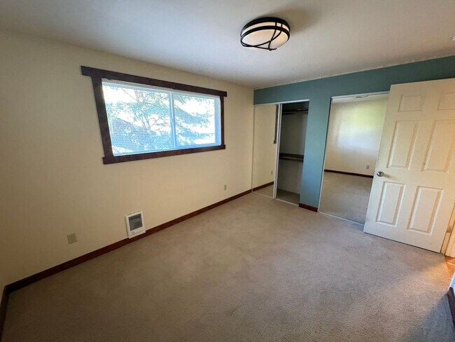 Building Photo - 20766 Canterbury Ct