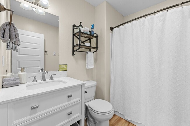 Building Photo - Charming & centrally located- Avail October 1st thru May 31st.