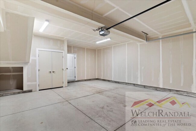 Building Photo - Beautiful 3 Bed 2.5 Bath Townhome in West ...
