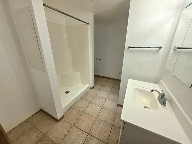 Building Photo - 3 Bedroom, 2 Bath House on Brink Avenue