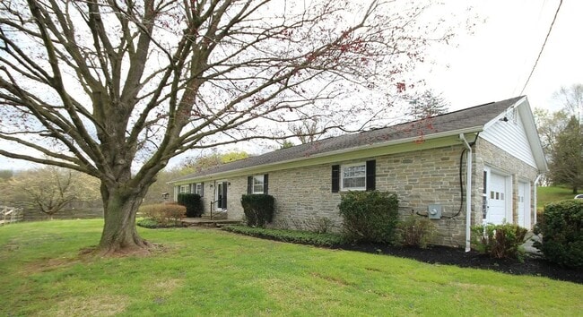 Building Photo - Charming 3-Bedroom Home with Country Feel & Spacious Yard