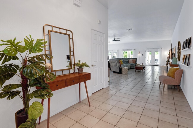 Building Photo - 2005 E Racquet Club Rd