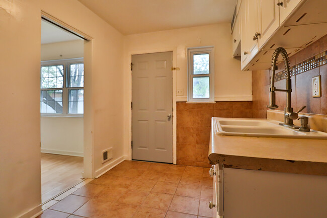 Building Photo - 831 N Raynor Ave