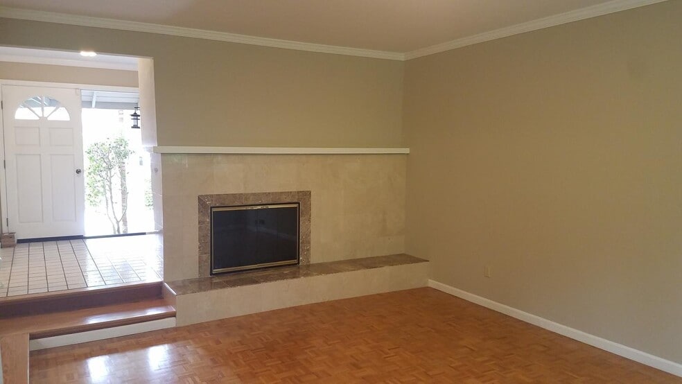 Building Photo - Spacious updated 3BR home with deck & chef’s Kitchen