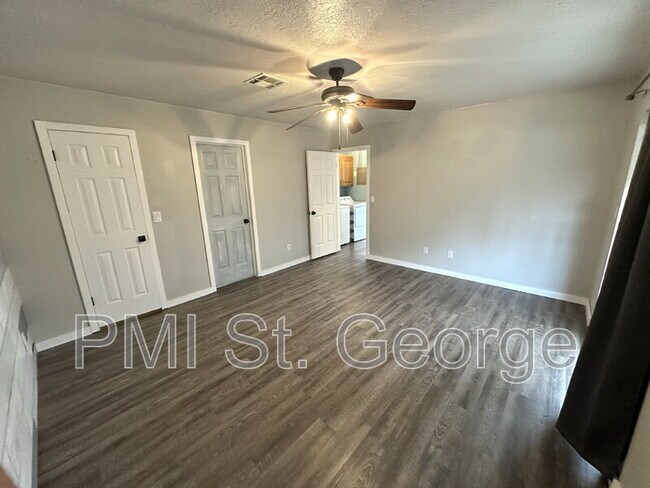 Building Photo - 460 S Main St