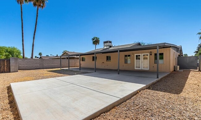 Building Photo - 2080 E Greenway Dr