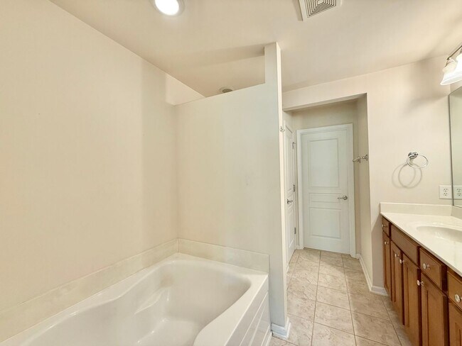 Building Photo - Charming 3BD, 2.5BA Raleigh Townhome with a Fenced Yard Near Shopping, Dining, Interstates, and R...