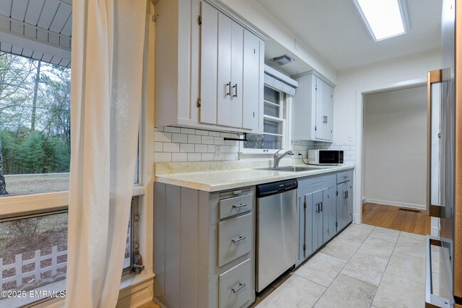 Building Photo - 1390 N Hills St