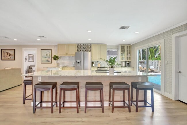 Building Photo - 1599 Isabel Rd Oeste