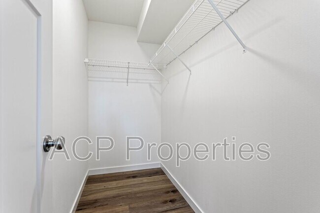 Building Photo - 669 E Badger Rd