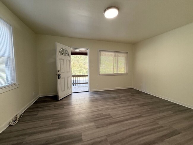 Building Photo - Updated 2BR Townhouse with off street park...
