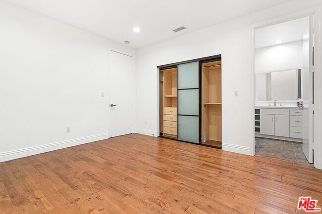 Building Photo - 4510 Tyrone Ave