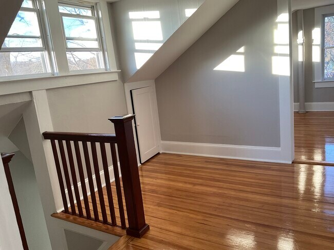 Building Photo - 16 Lake St