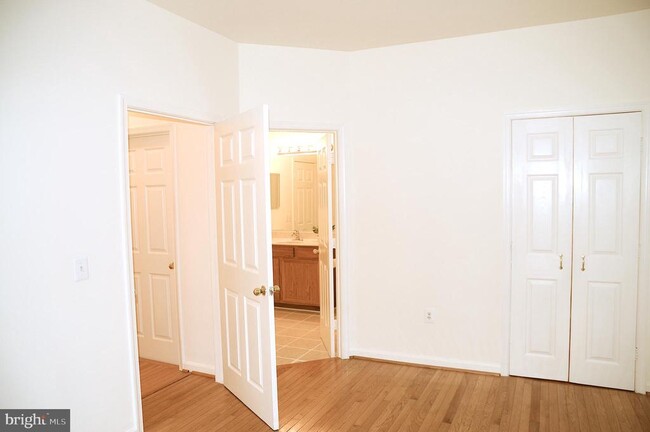 Building Photo - 4142 Fountainside Ln