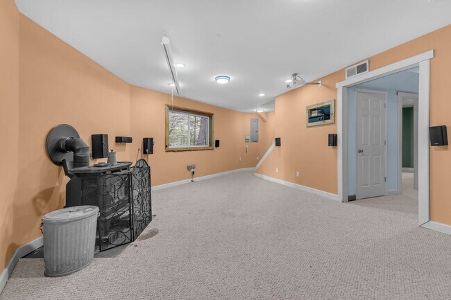 Building Photo - One-of-a-Kind 4 BR Retreat on Nearly 13 Pr...