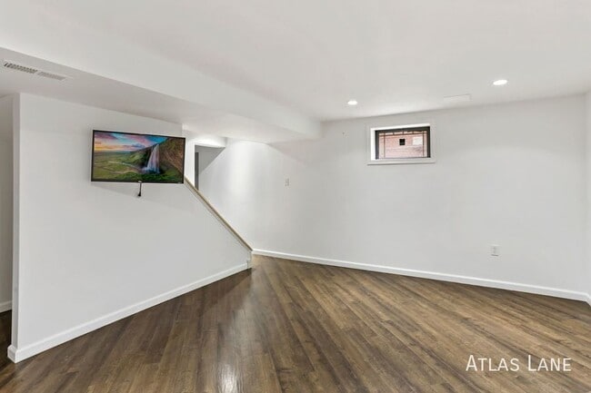 Building Photo - Professionally Managed  & Recently Renovat...