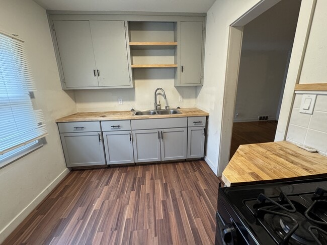 Building Photo - 813 3rd Ave