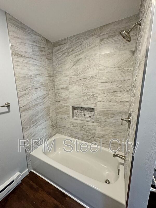 Building Photo - 1610-1610 W Summit Ave