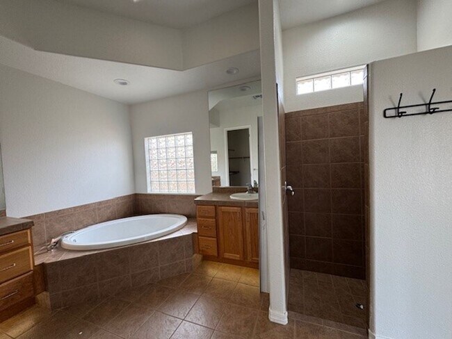 Building Photo - 3 BR on the GOLF COURSE with POOL-Laughlin Ranch with views