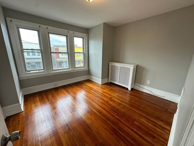 Building Photo - Experience comfort in three large, light-f...