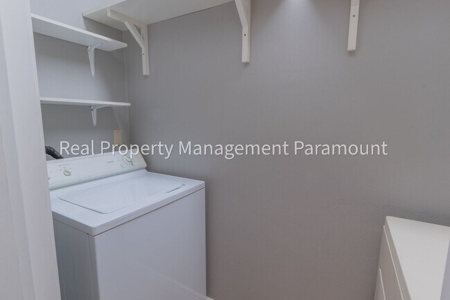 Building Photo - Don't miss out! 2 Bed 2 bath ready to go!