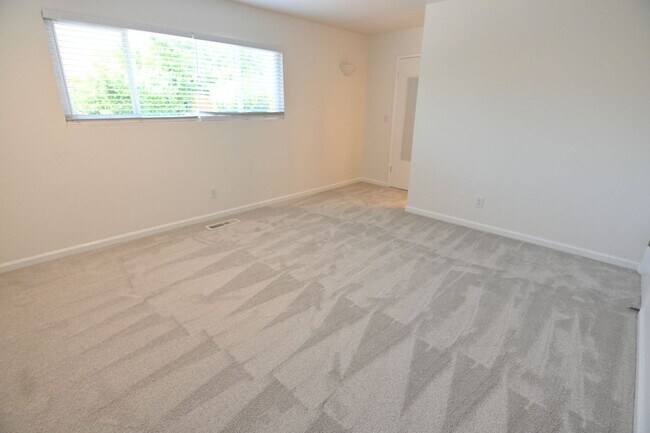 Building Photo - 5659 Lathrop Dr