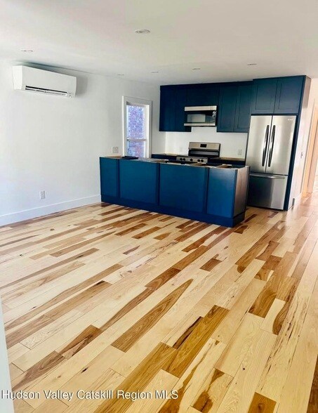 Building Photo - 412 Main St