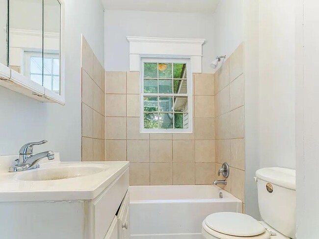 Building Photo - 3bd/2ba in the Heart of Oakland City and M...