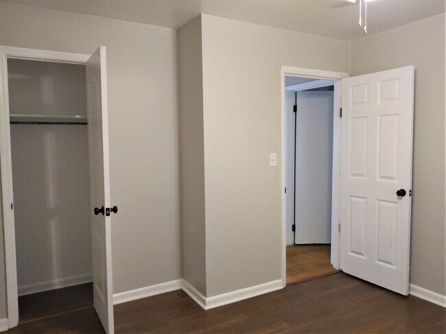 Building Photo - Fresh, Updated 3 bed, 1 bath Ranch ***PET FRIENDLY***