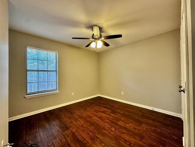 Building Photo - 2/2 Townhome at Hunt Club!