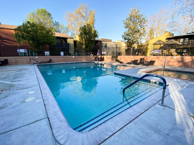 Pool - 18350 Hatteras St