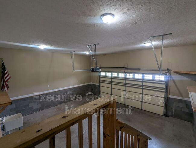 Building Photo - 120 Victory Lake Dr