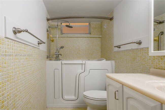 Building Photo - 2999 Point E Dr