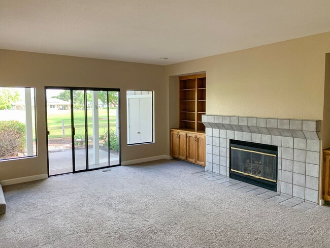 Building Photo - 2 Bedroom / 2.5 Bath Condo in Ridgemark
