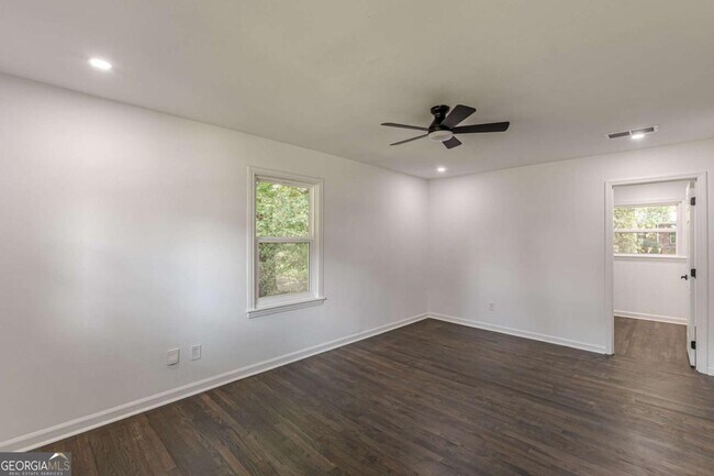 Building Photo - 2352 Glendale Dr