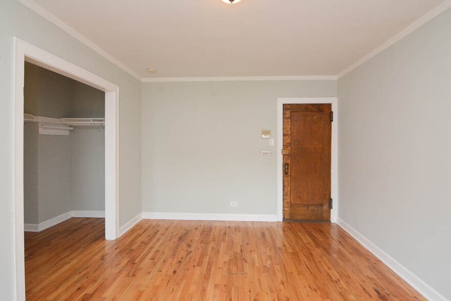 Building Photo - 744 W Belmont Ave