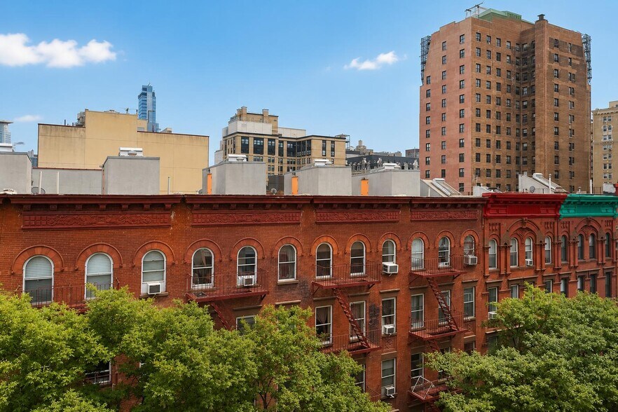 Building Photo - 201 W 105th St