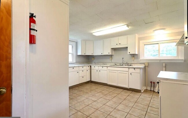 Building Photo - Charming 3-Bedroom Home with Office in How...