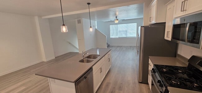 Building Photo - Rockwell Townhome in American Fork - For Rent - 3 Bedroom 2.5 Bath - Pool & Clubhouse