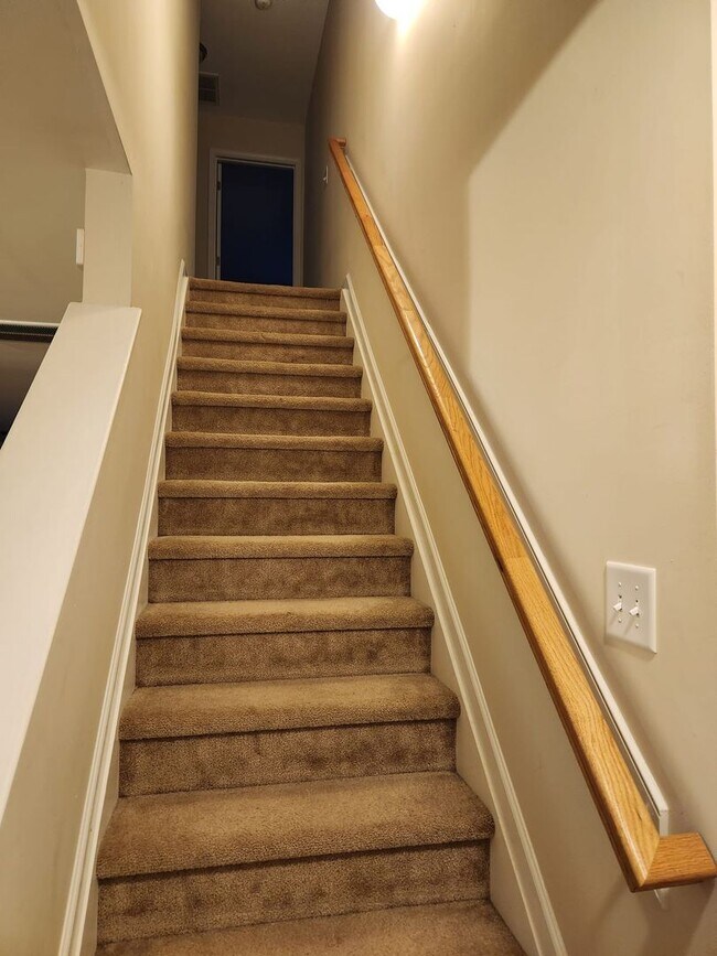 Building Photo - Three bed, 2.5 bath town house located in ...