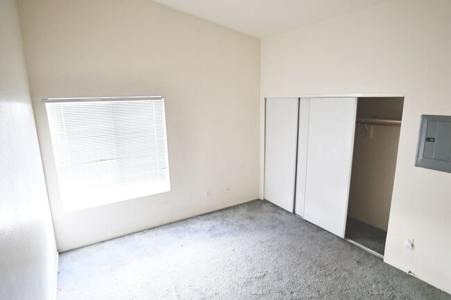 Building Photo - Summerlin area upper condo/vaulted ceilings/light and bright